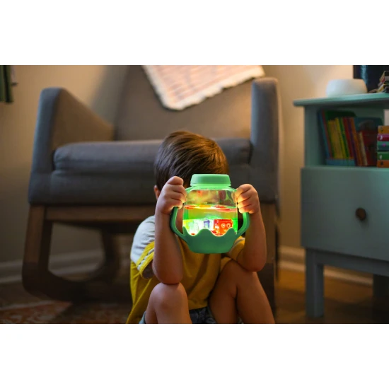 Glo Pals Senzorická láhev Lucky charm: svítící hračka pro děti so zeleným designem.