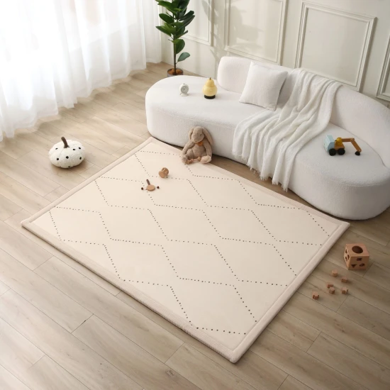 Dětský koberec Chevron pro bezpečné a pohodlné hraní.