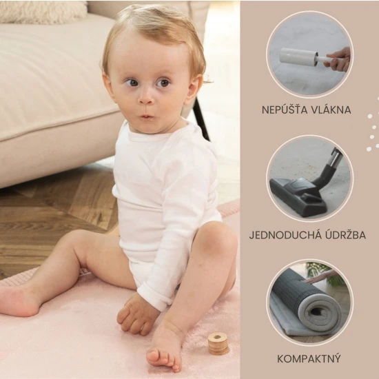 Dětský koberec v růžové barvě pro bezpečné a pohodlné hraní.