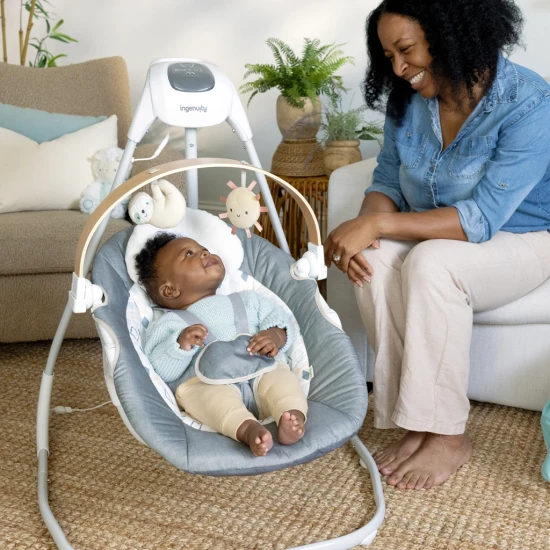 Pohupující hudební houpačka Parker™ 0m+, do 9 kg Pohupující hudební houpačka Parker™ 0m+, do 9 kg Ingenuity 16926-1