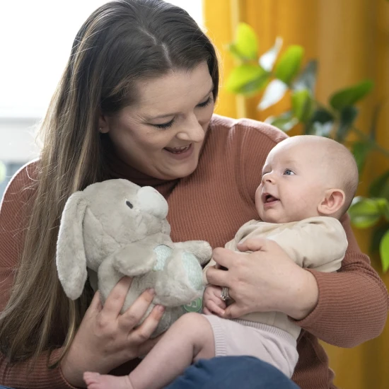 Plyšová uklidňující hračka s melodiemi zajíček Sylvi™ 0m+ Plyšová uklidňující hračka s melodiemi zajíček Sylvi™ 0m+ Ingenuity 12920-6