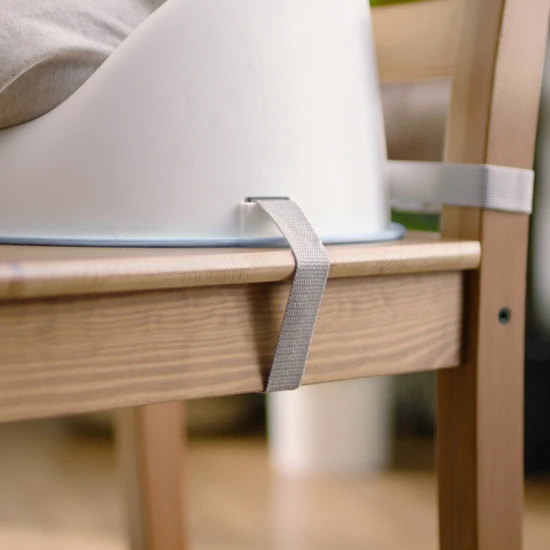 Podsedák na židli Simplicity Seat™ Grey 6m+, do 15 kg Ingenuity 17439-3