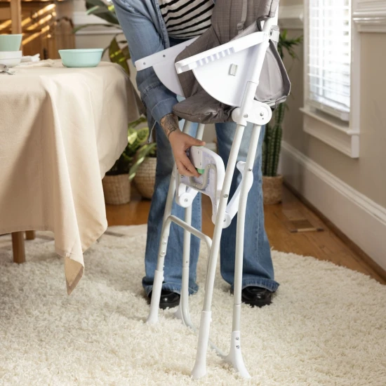 Skládací jídelní židlička Sun Valley™ Grey 6m+ do 15 kg Ingenuity 16990-1