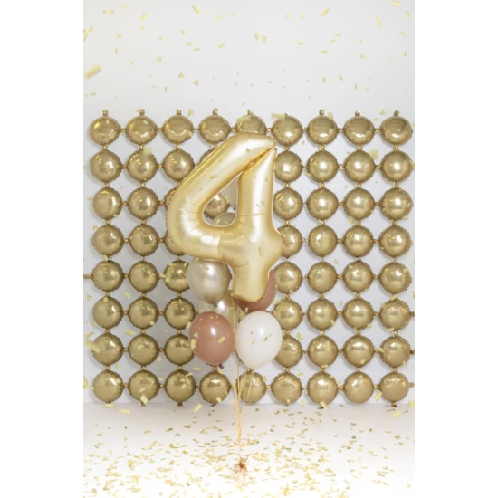 Elegantní balón na 4. narozeniny – zlatá v hlavní roli