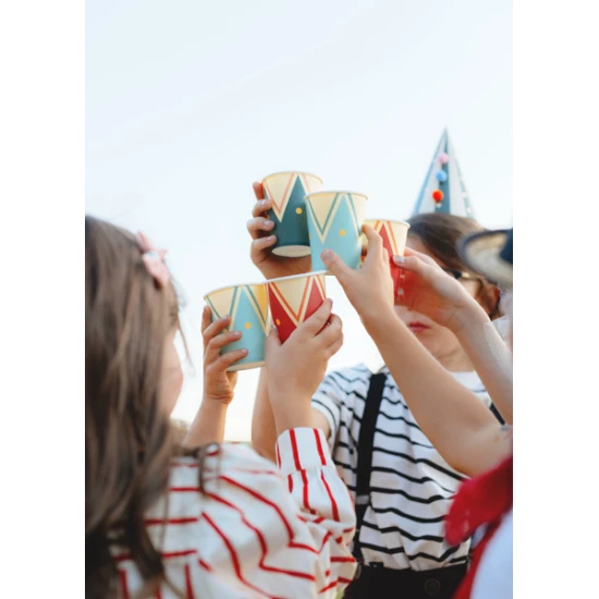 Barevné papírové pohárky s veselým cirkusovým motivem