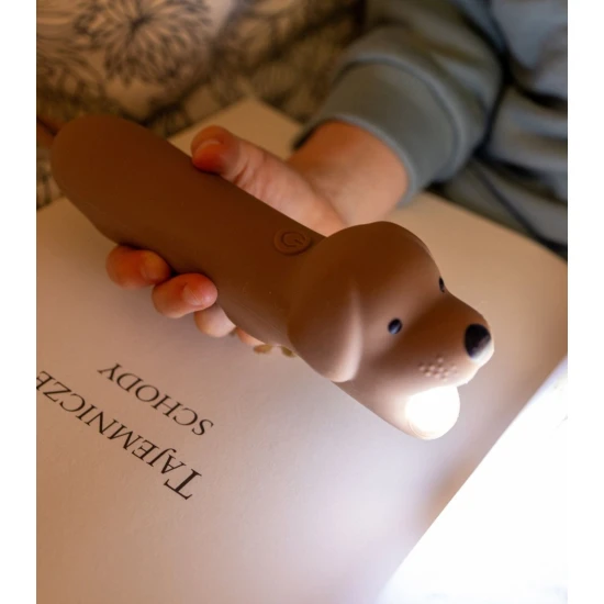 Baterka s měkkým silikonovým povrchem, ideální pro večerní dobrodružství a dětskou zábavu