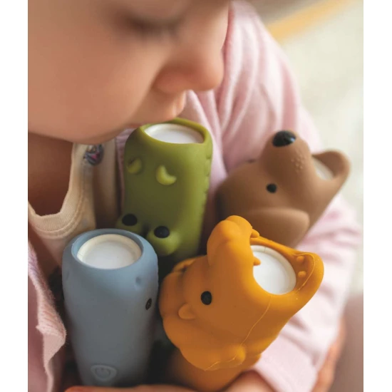 Baterka s měkkým silikonovým povrchem, ideální pro večerní dobrodružství a dětskou zábavu