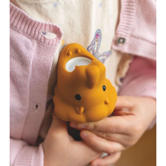 Baterka s měkkým silikonovým povrchem, ideální pro večerní dobrodružství a dětskou zábavu