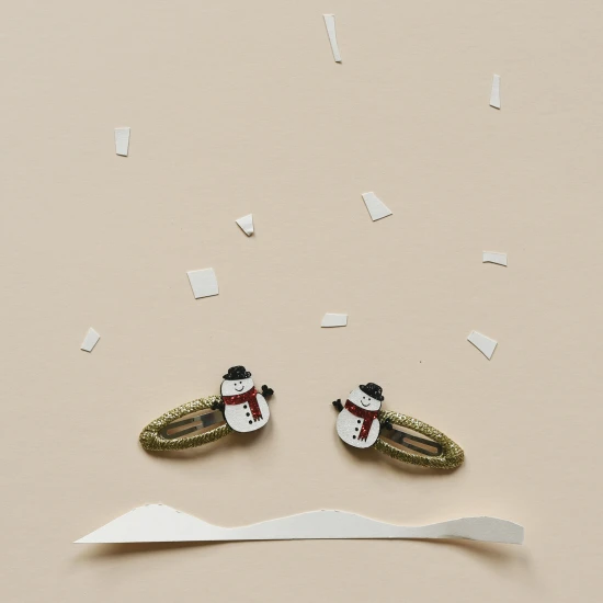 Rockahula Kids Sponky do vlasů Sněhulák 2ks Sponky s vánočním motivem s designem sněhuláka.