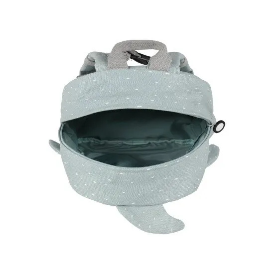 Modrý dětský batoh s motivem žraloka.