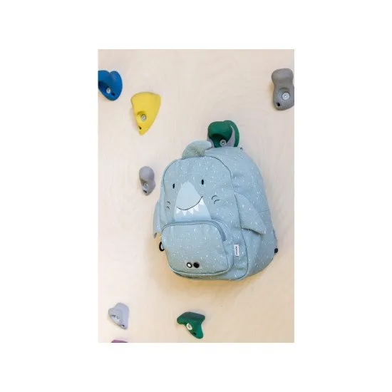 Modrý dětský batoh s motivem žraloka.