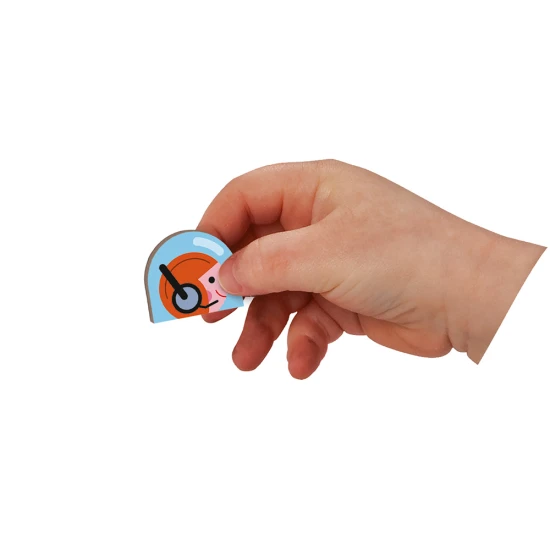 Magnetická kniha Vesmír: Děti skládají vesmírná vozidla a postavičky.