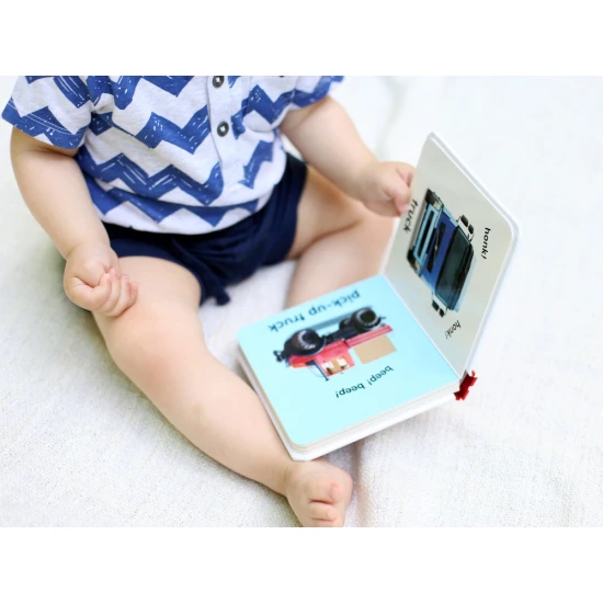 Leporelo Baby Touch and Feel - Trucks je neodmyslitelným pokladem v knihovně každého batolata, které fascinují kola.