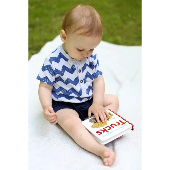Leporelo Baby Touch and Feel - Trucks je neodmyslitelným pokladem v knihovně každého batolata, které fascinují kola.