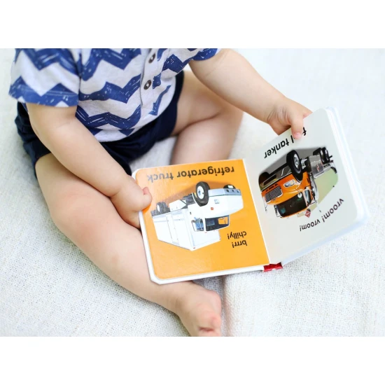 Leporelo Baby Touch and Feel - Trucks je neodmyslitelným pokladem v knihovně každého batolata, které fascinují kola.