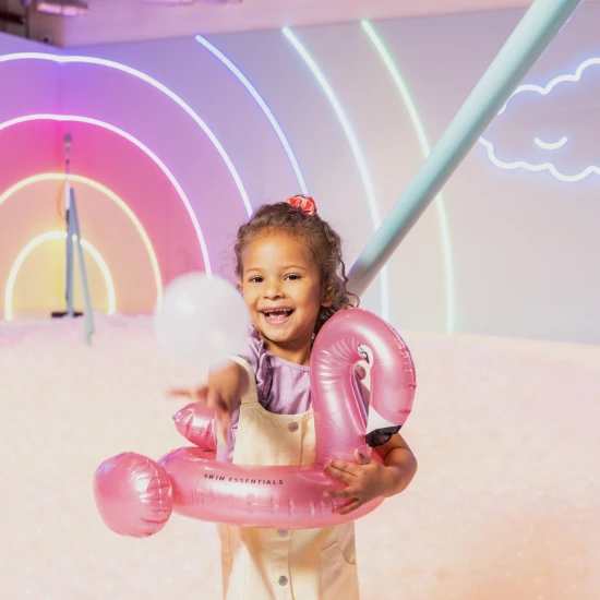Dětský nafukovací kruh Swim Essentials s designem plameňáka v růžové barvě – průměr 55 cm