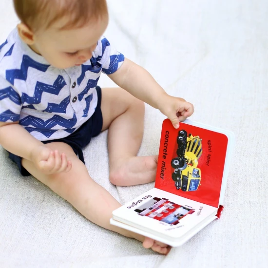 Leporelo Baby Touch and Feel - Trucks je neodmyslitelným pokladem v knihovně každého batolata, které fascinují kola.