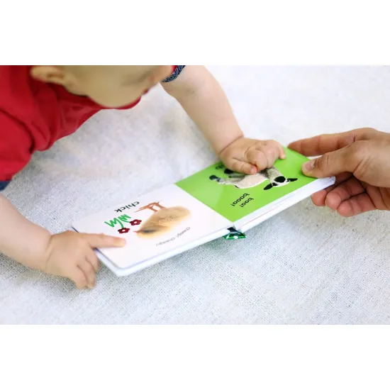 Oblíbené dětské dotykové leporelo Farm představí batolatům život na farmě. 