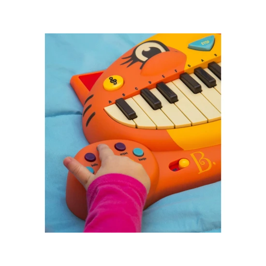 Klavír s mikrofonem Kočka