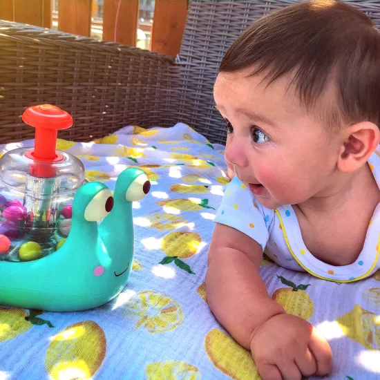 Šnek s kuličkami na kolečkách plný barevných kuliček a blikajících světélek.