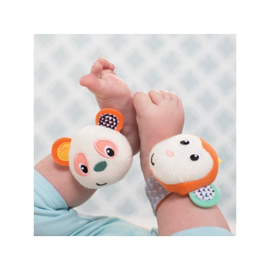 Infantino Chrastítko na ruku Opička a Panda Chrastítka s veselými obličeji opičky a pandy podněcují rozvoj sluchu, zraku a hmatu dítěte.