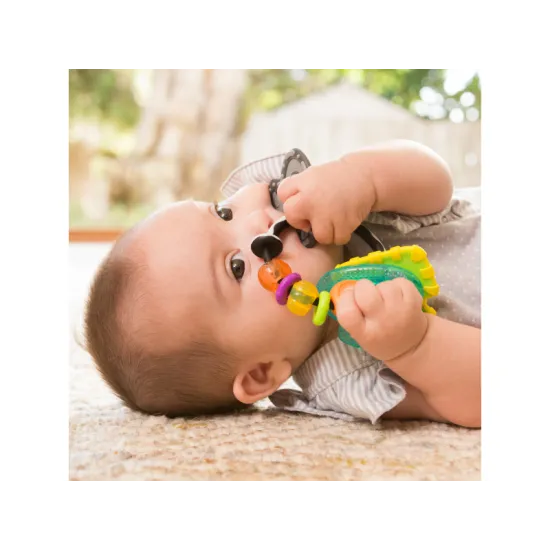 Chrastítko a kousátko ve výrazných barvách dítě zabaví i uleví jeho citlivým dásním při prořezávání zoubků. 