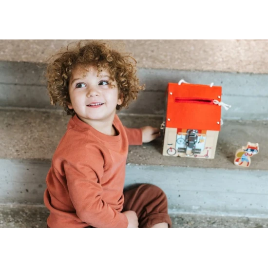 dreveny domecek se zamky pro deti, motoricka drevena hracka, domecek z bukoveho dreva