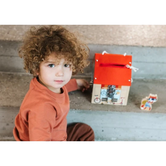 dreveny domecek se zamky pro deti, motoricka drevena hracka, domecek z bukoveho dreva