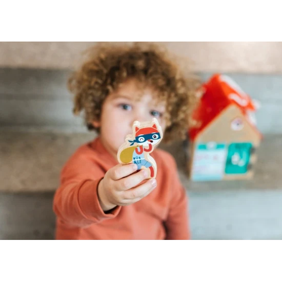 dreveny domecek se zamky pro deti, motoricka drevena hracka, domecek z bukoveho dreva