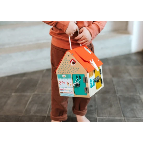 dreveny domecek se zamky pro deti, motoricka drevena hracka, domecek z bukoveho dreva