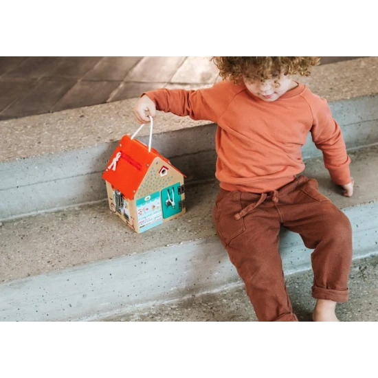 dreveny domecek se zamky pro deti, motoricka drevena hracka, domecek z bukoveho dreva