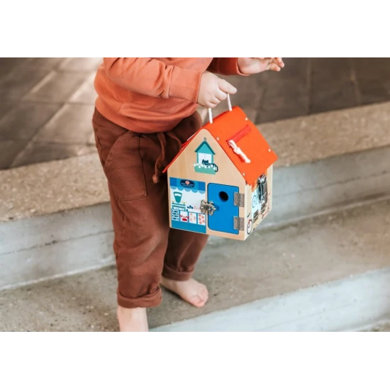 dreveny domecek se zamky pro deti, motoricka drevena hracka, domecek z bukoveho dreva