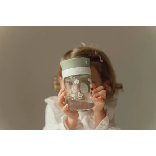 Trénovací hrnek pro děti, které se učí pít z klasického hrníčku.