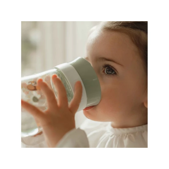 Trénovací hrnek pro děti, které se učí pít z klasického hrníčku.