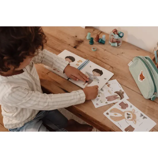 LITTLE DUTCH Kniha se samolepkami Forest Friends Samolepková oblékací knížka z kolekce Little Dutch Forest Friends