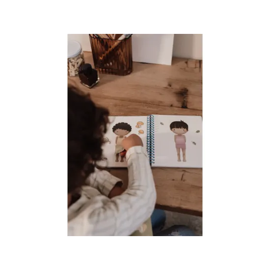 LITTLE DUTCH Kniha se samolepkami Forest Friends Samolepková oblékací knížka z kolekce Little Dutch Forest Friends