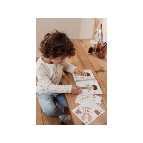 LITTLE DUTCH Kniha se samolepkami Forest Friends Samolepková oblékací knížka z kolekce Little Dutch Forest Friends