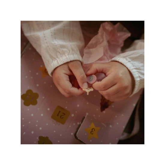 Adventní kalendář Little Dutch Náramky s překvapením pro děti, náramky, přívěsky a třpytivé samolepky pro kreativní tvoření.