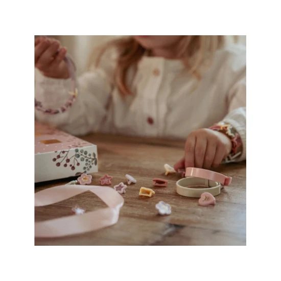 Adventní kalendář Little Dutch Náramky s překvapením pro děti, náramky, přívěsky a třpytivé samolepky pro kreativní tvoření.