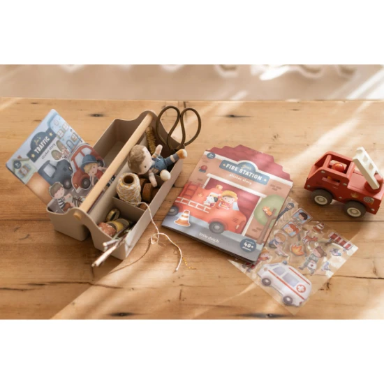 Kniha se samolepkami Little Dutch Hasičská stanice pro děti