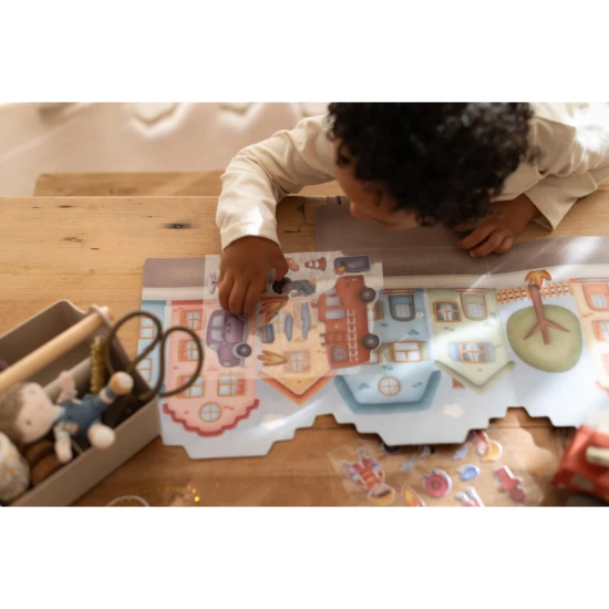 Kniha se samolepkami Little Dutch Hasičská stanice pro děti