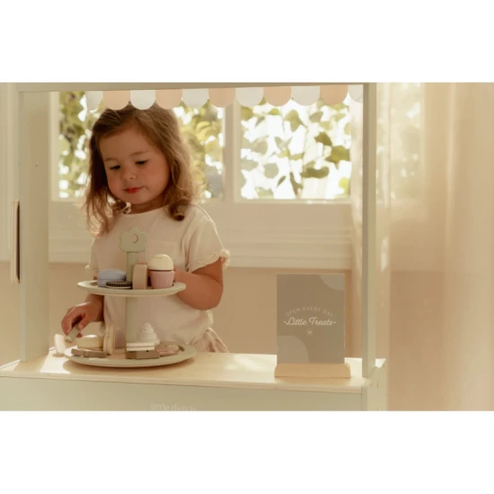 Dvouposchoďový dřevěný stojan na pečivo Little Dutch s různými sladkými zákusky a obrázkovým menu.