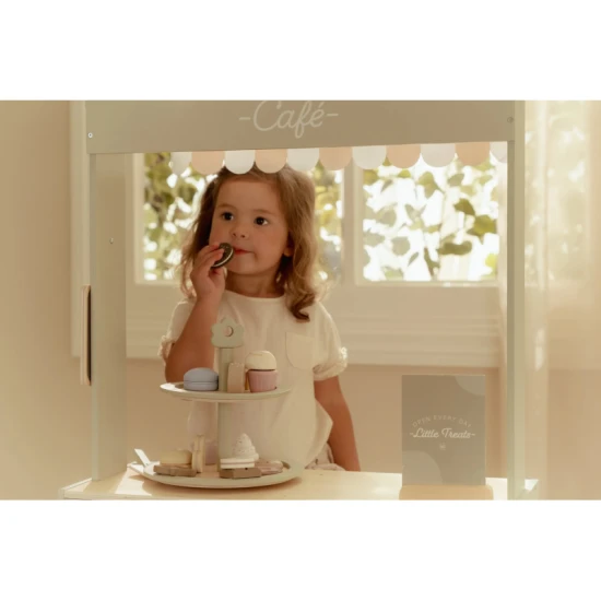 Dvouposchoďový dřevěný stojan na pečivo Little Dutch s různými sladkými zákusky a obrázkovým menu.