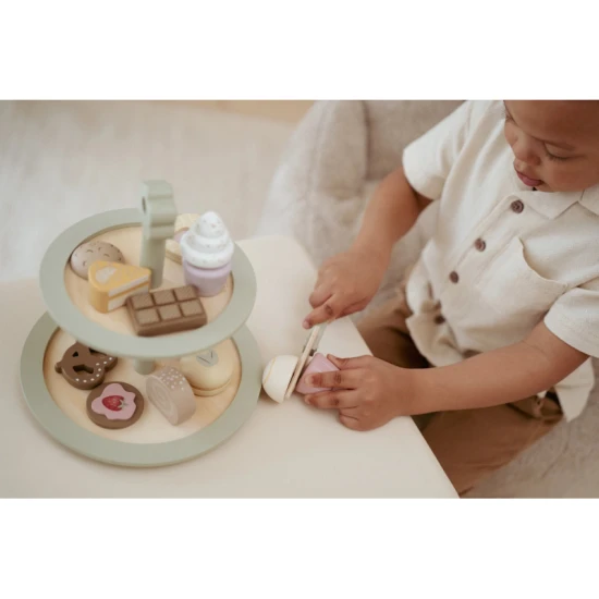 Dvouposchoďový dřevěný stojan na pečivo Little Dutch s různými sladkými zákusky a obrázkovým menu.