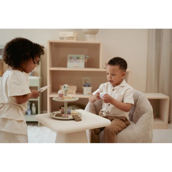 Dvouposchoďový dřevěný stojan na pečivo Little Dutch s různými sladkými zákusky a obrázkovým menu.