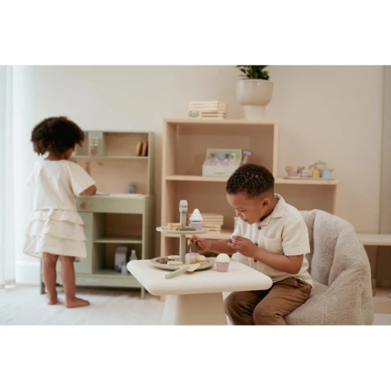 Dvouposchoďový dřevěný stojan na pečivo Little Dutch s různými sladkými zákusky a obrázkovým menu.