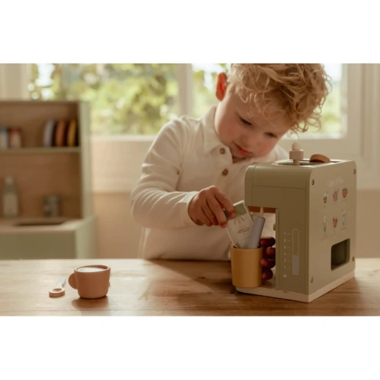 Dřevěný kávovar Little Dutch s kávovými kapslemi, mlékem, džbánkem a šablonami na latte art pro děti