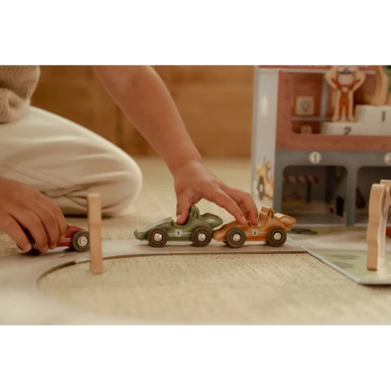 Dřevěná závodní dráha Little Dutch s auty, kartónovými díly, pohárem a dopravními značkami pro děti