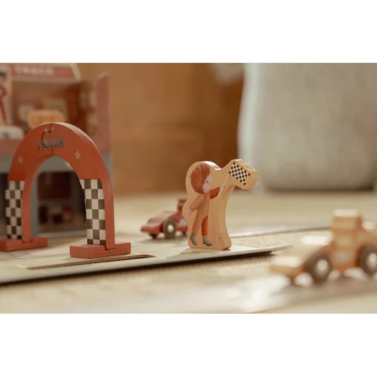 Dřevěná závodní dráha Little Dutch s auty, kartónovými díly, pohárem a dopravními značkami pro děti