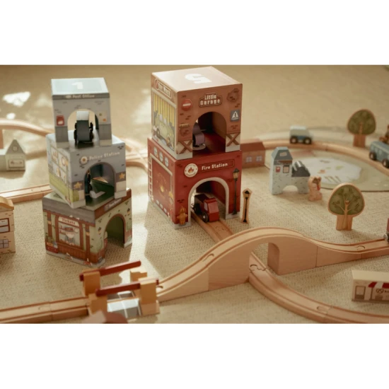 Dřevěná sada Little Dutch s kartónovými kostkami a dřevěnými vozidly, ideální pro děti na stavění a objevování